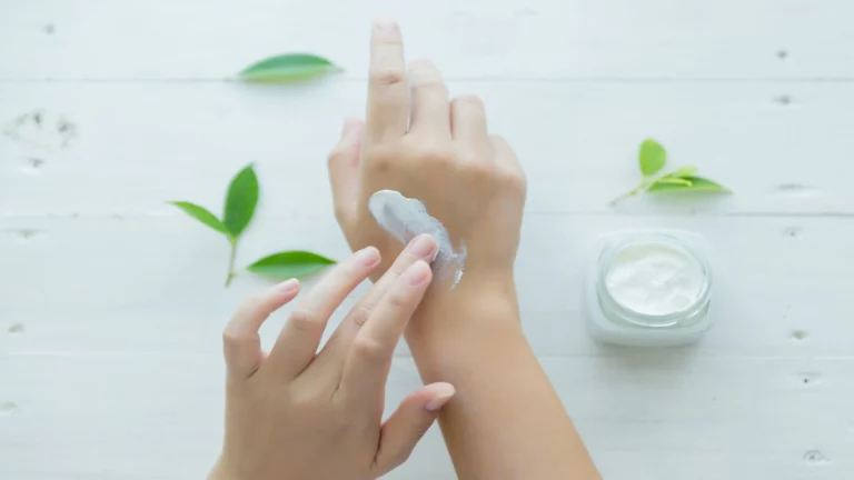 wellhealthorganic.comwinter-skin-care-tips-home-remedies-to-keep-your-skin-moisturised