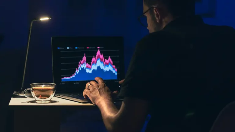 Crypto Trading with Moving Average Convergence Divergence (MACD): Navigating Trends with Momentum